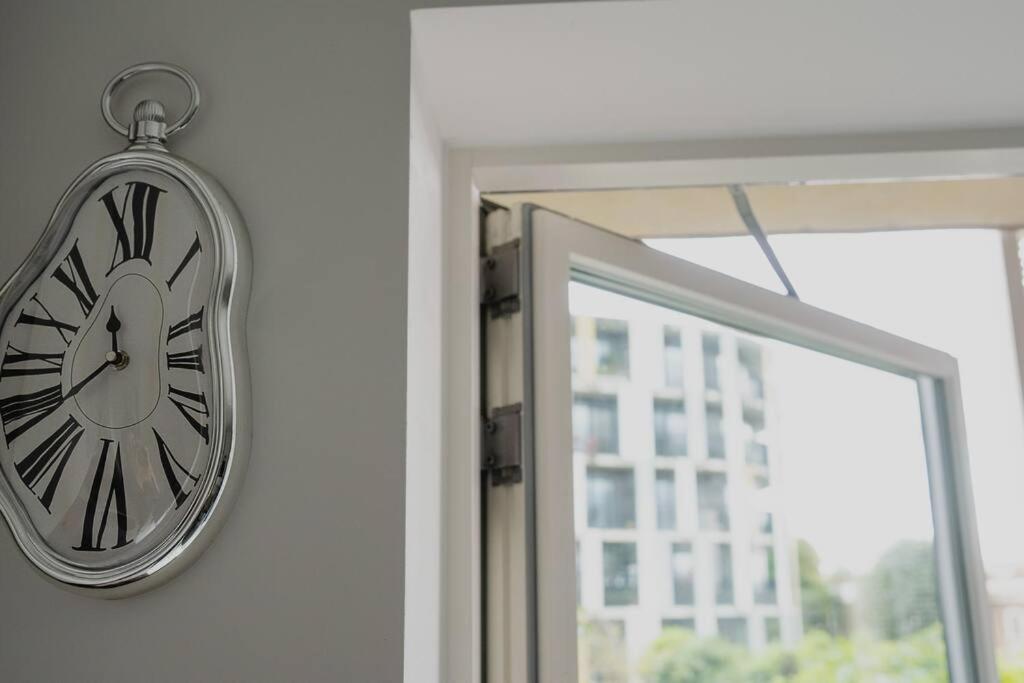 Appartement Cool Dalston Studio With Balcony And Gym Londen