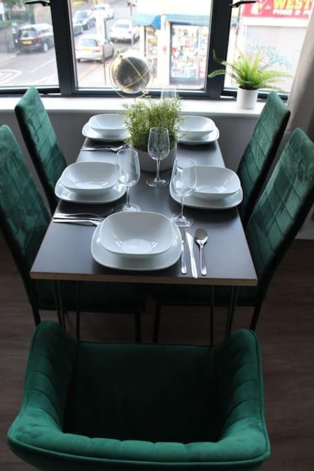 Lavish Near Wembley Stadium Londen