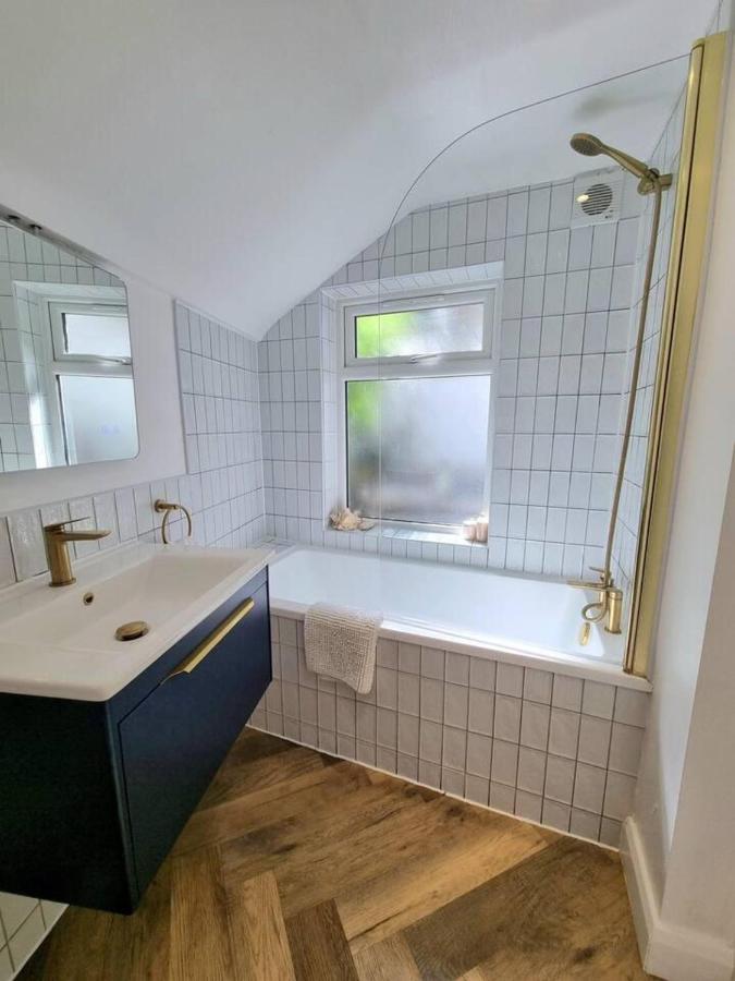 Leilighet Spacious & Renovated 1-bed Garden Flat In London