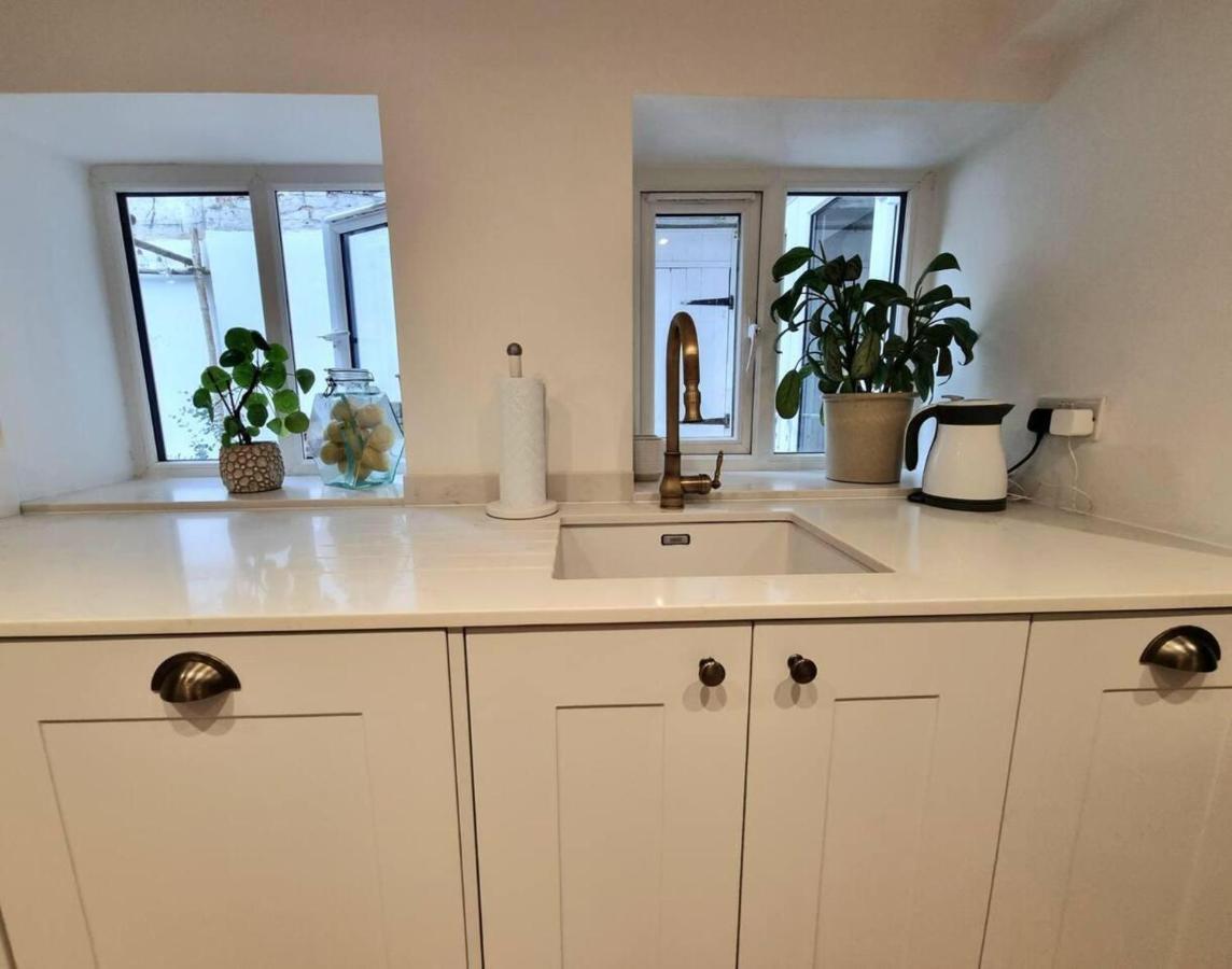 Leilighet Spacious & Renovated 1-bed Garden Flat In