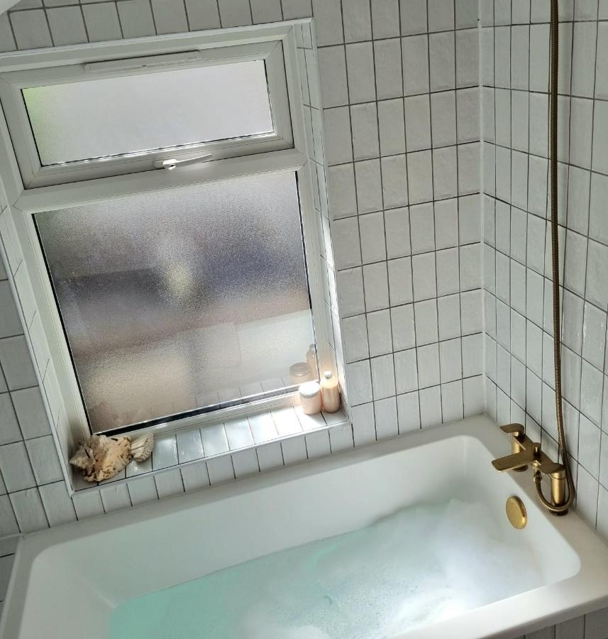 Leilighet Spacious & Renovated 1-bed Garden Flat In London
