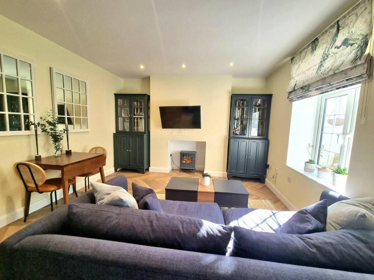Spacious & Renovated 1-bed Garden Flat In Leilighet *