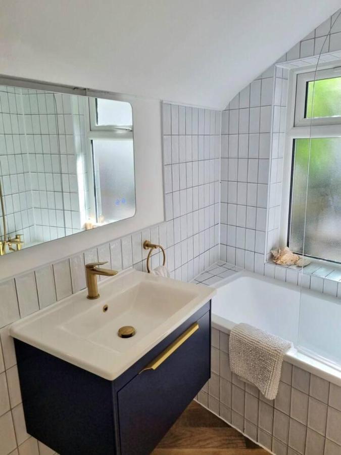 Leilighet Spacious & Renovated 1-bed Garden Flat In