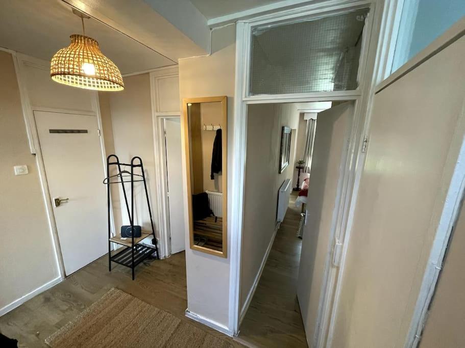 Spacious Bedroom Near Tube Leilighet *