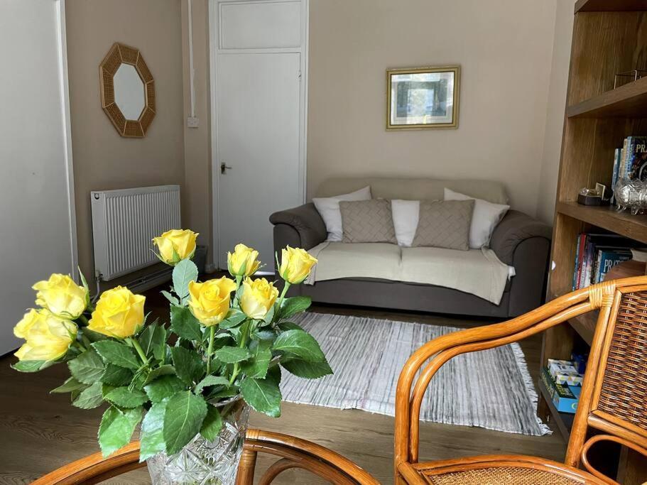 Spacious Bedroom Near Tube Leilighet *