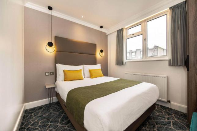 Queens Park Premier Hyde Park 4*