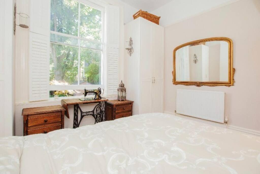 Beautiful Two Bedroom Flat In Kensington *