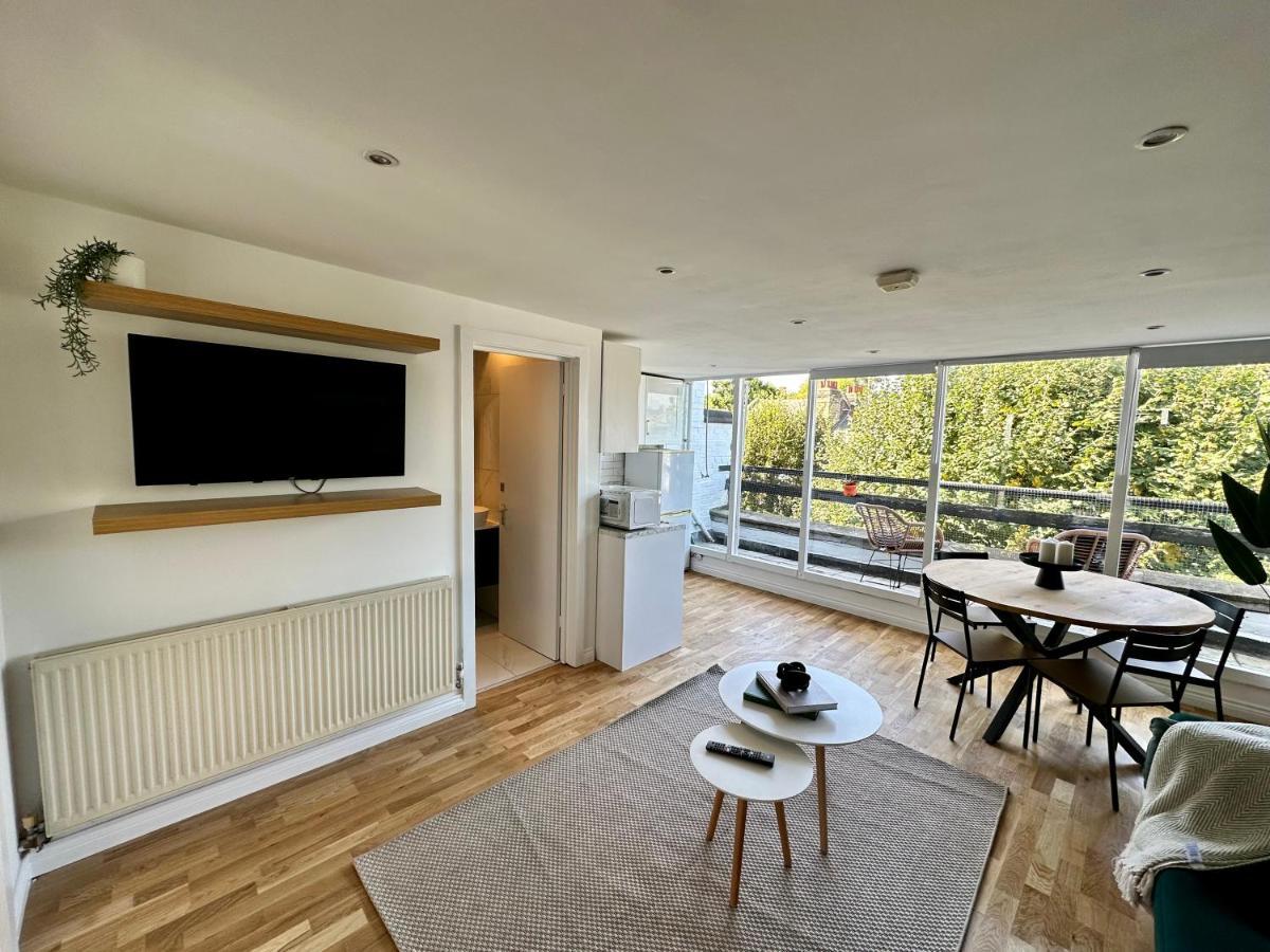 Stylish Primrose Hill With Balcony Apartment London