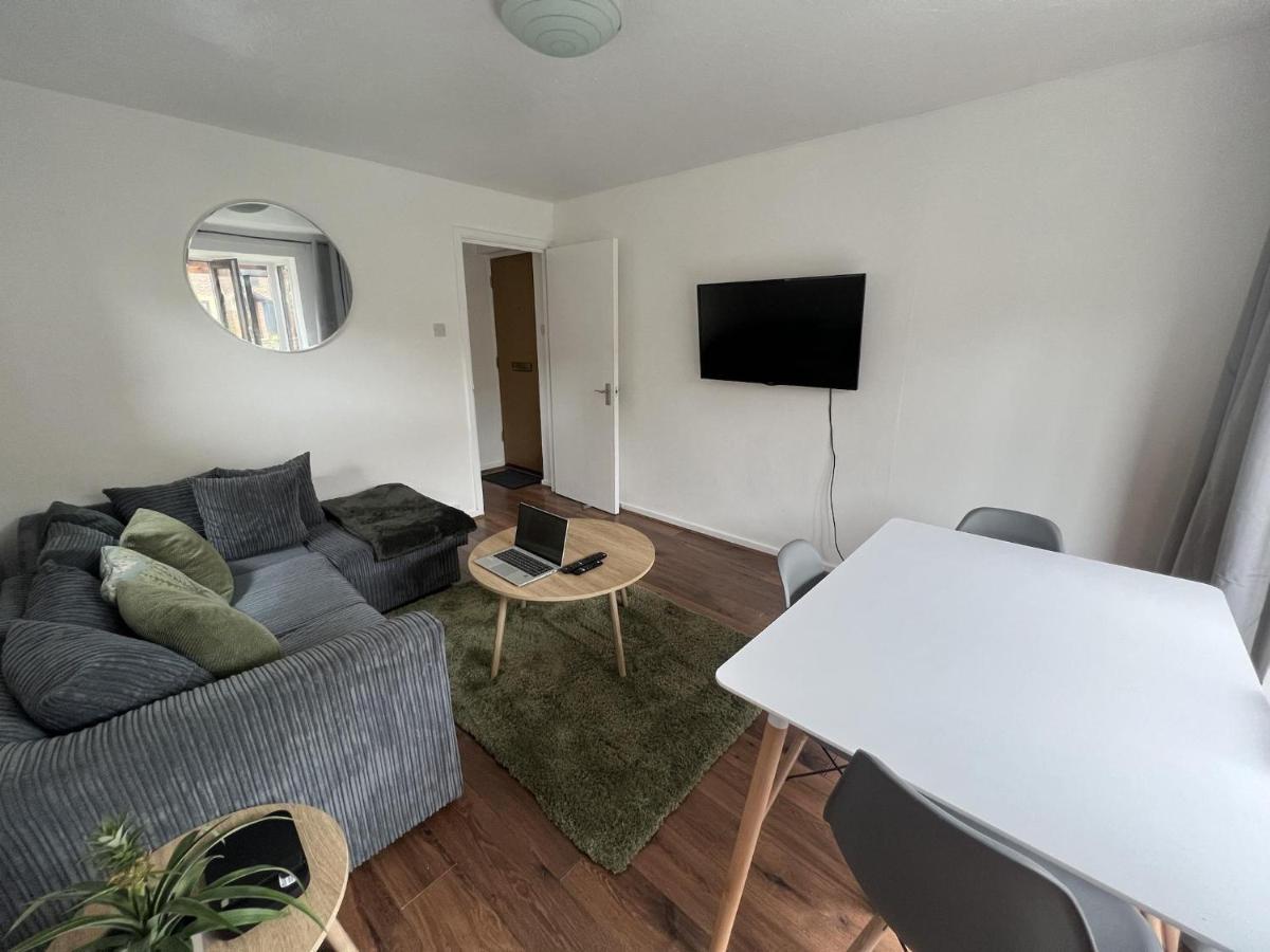 Canary Wharf Haven - Spacious & Homely Entire 1 Bedroom Flat Apartamento Londres