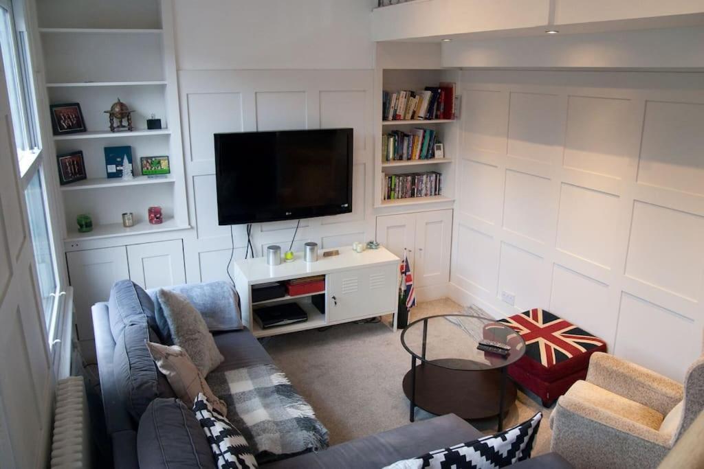 Gorgeous Hammersmith Home. Sleeps 6. Tube 5 Mins! Apartment London