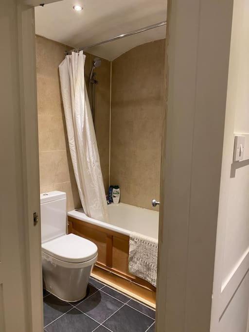 Apartment Gorgeous Hammersmith Home. Sleeps 6. Tube 5 Mins! *