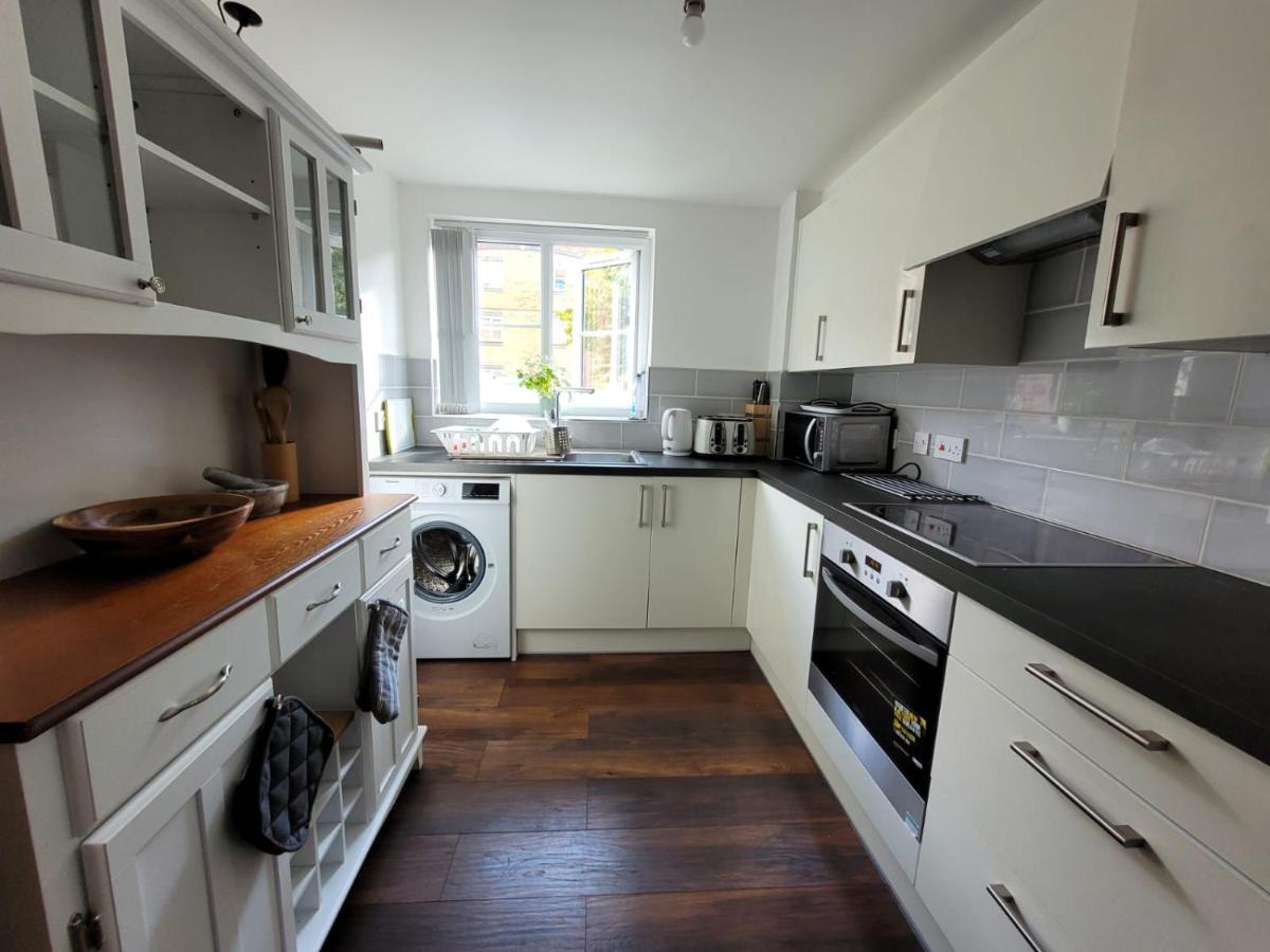 Comfortable Two Bedroom Modern Apartment *