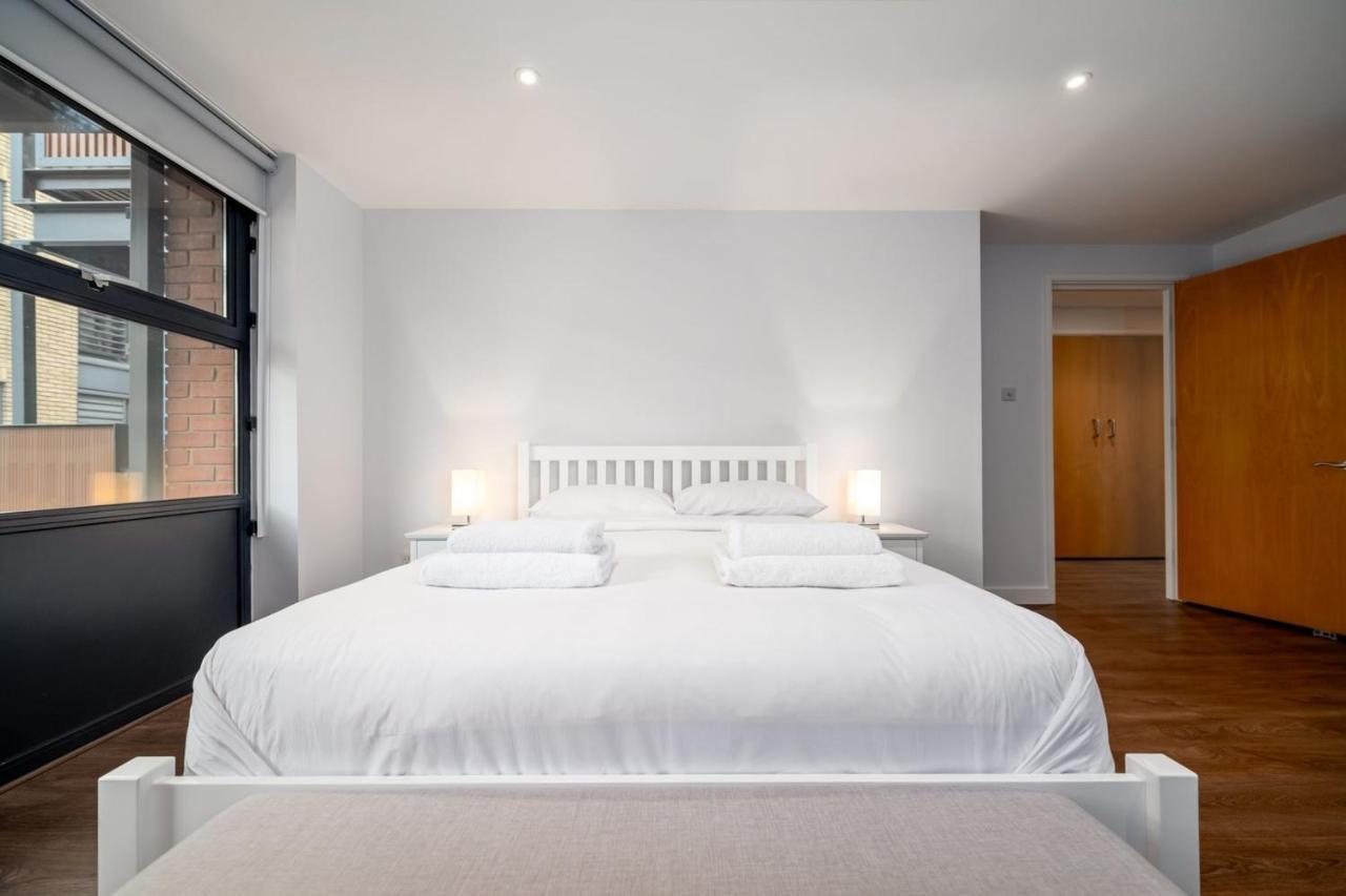 Modern & Spacious 2 Bedroom In Leilighet *
