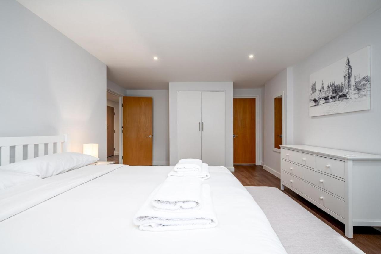 Modern & Spacious 2 Bedroom In Leilighet