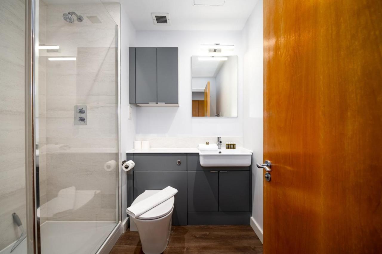 Modern & Spacious 2 Bedroom In *