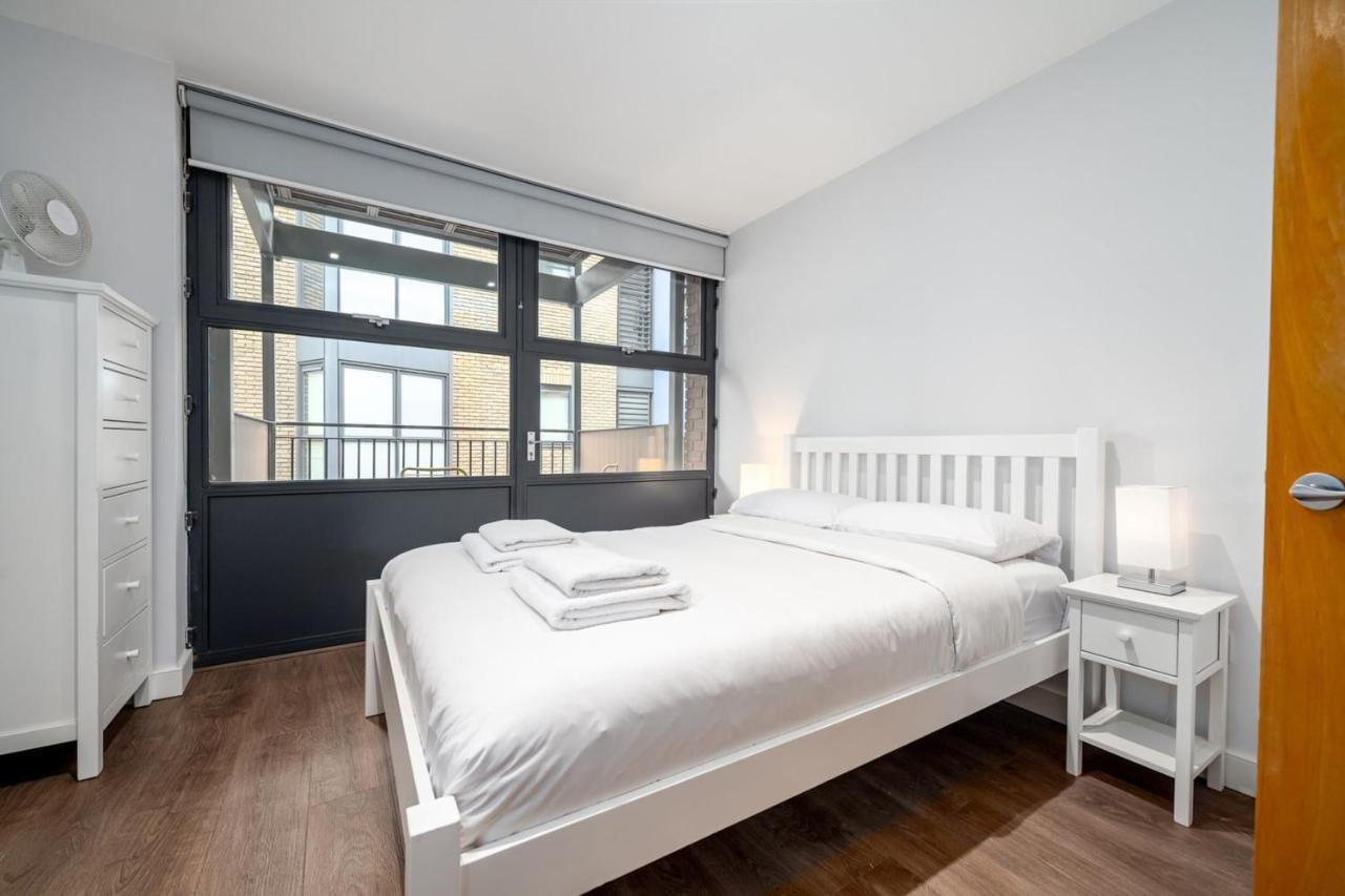 Modern & Spacious 2 Bedroom In * London