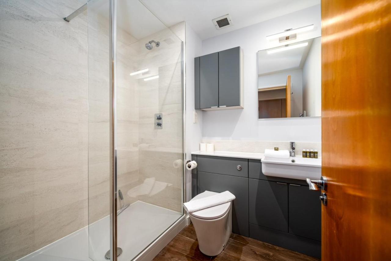 Modern & Spacious 2 Bedroom In * London
