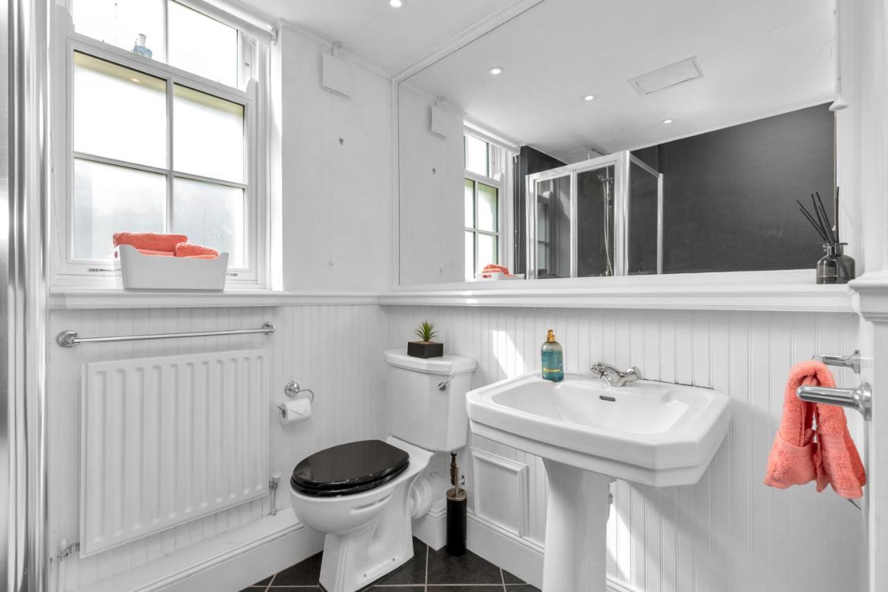 Entire Flat In Heart Of Chelsea Hosted By Zahra London