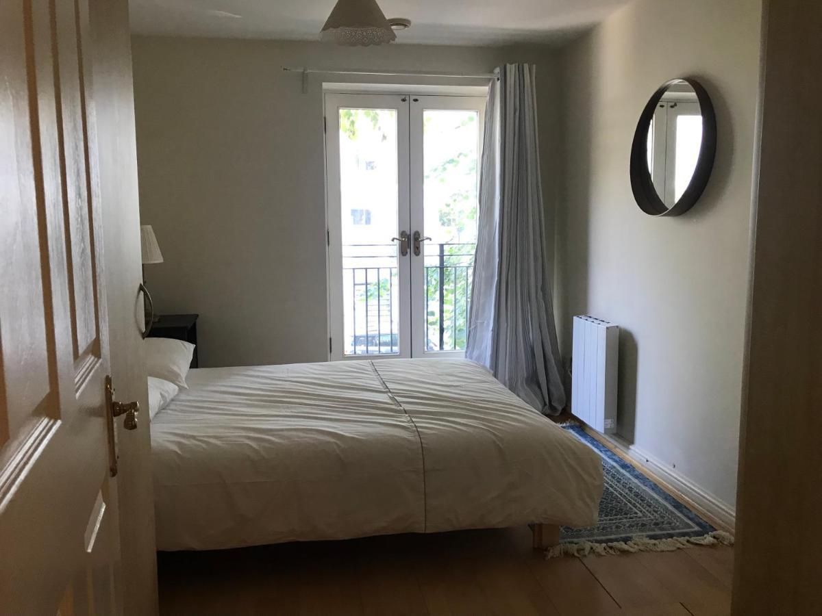 Apartment Key & Flowers - Kensington 1 London
