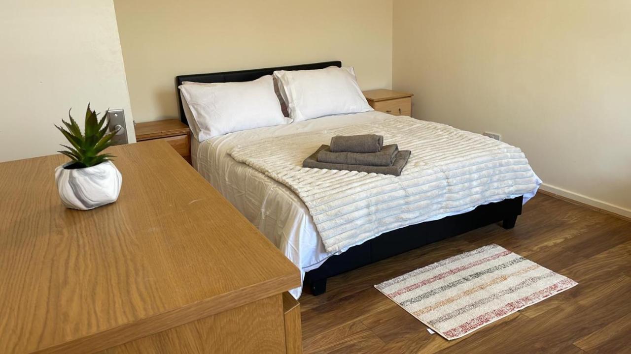 Privat overnatting Single And Doubles Close To *