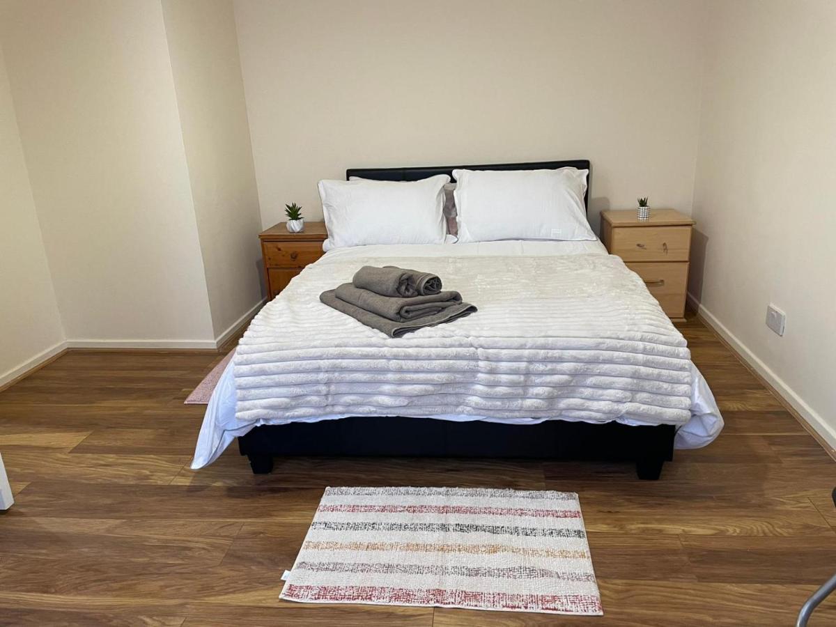 Homestay Single And Doubles Close To