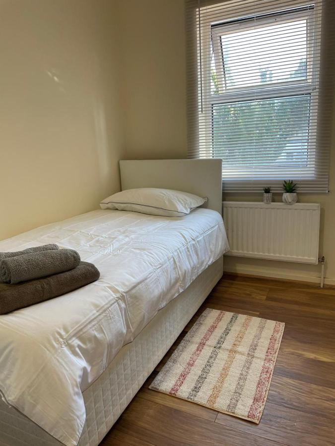 Single And Doubles Close To Homestay *