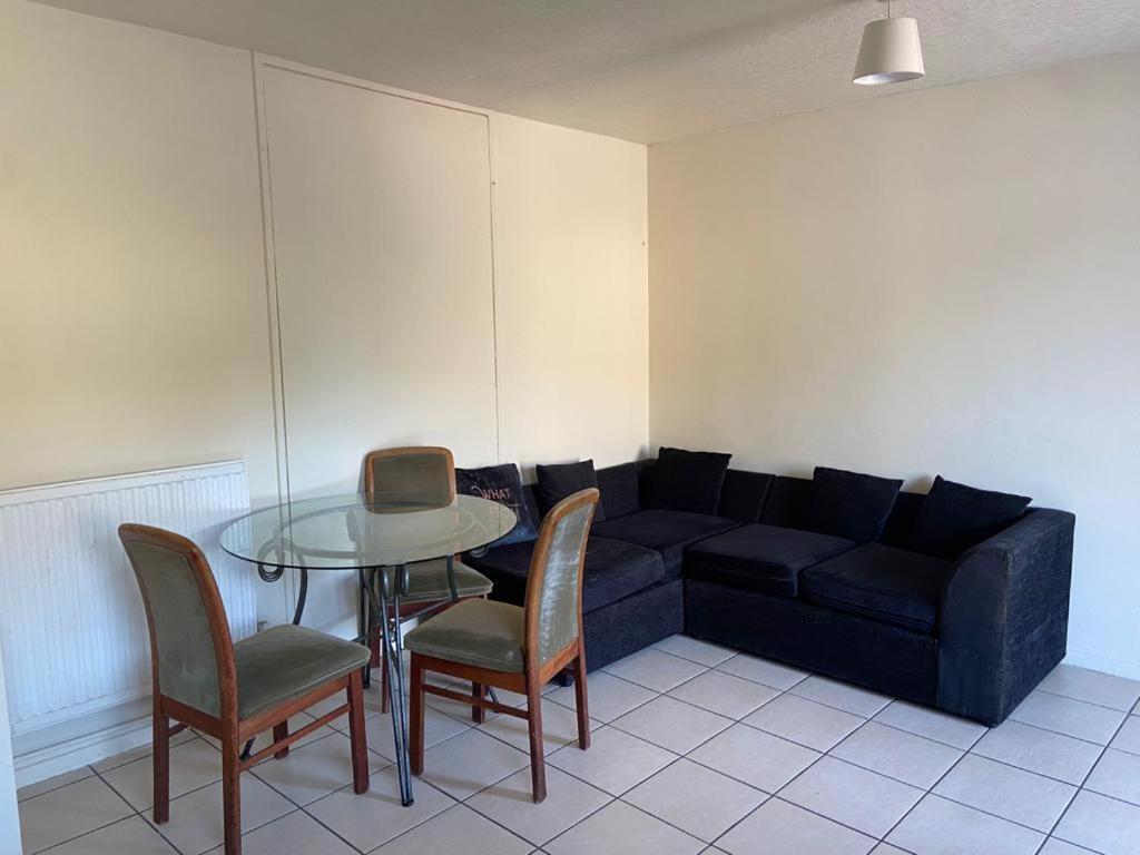 Single And Doubles Close To * Londen