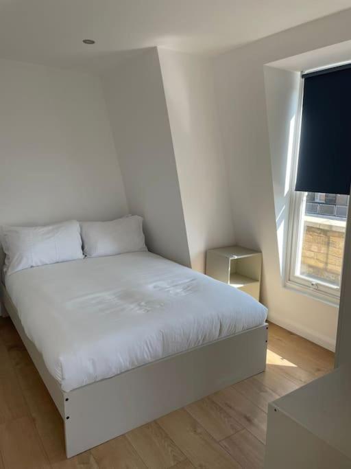 Apartment Flat 5 Latchmere, 2 Bedroom, 1 And A Half Bathrooms Flat *