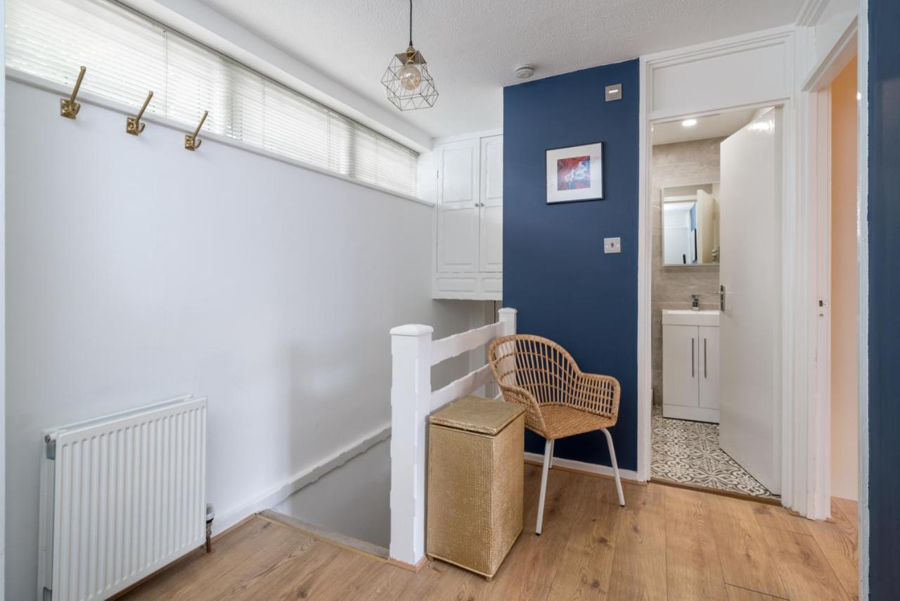 Striking Flat With Charming Garden And Desk Apartment London