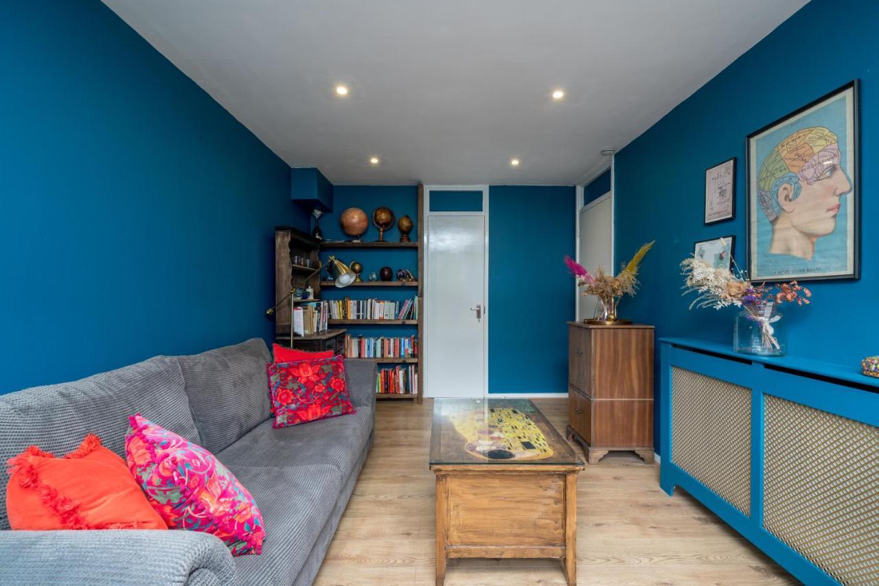 Striking Flat With Charming Garden And Desk Apartment *