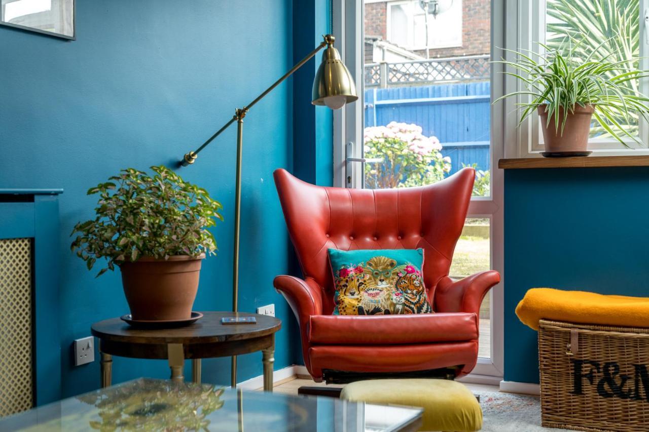Apartment Striking Flat With Charming Garden And Desk *
