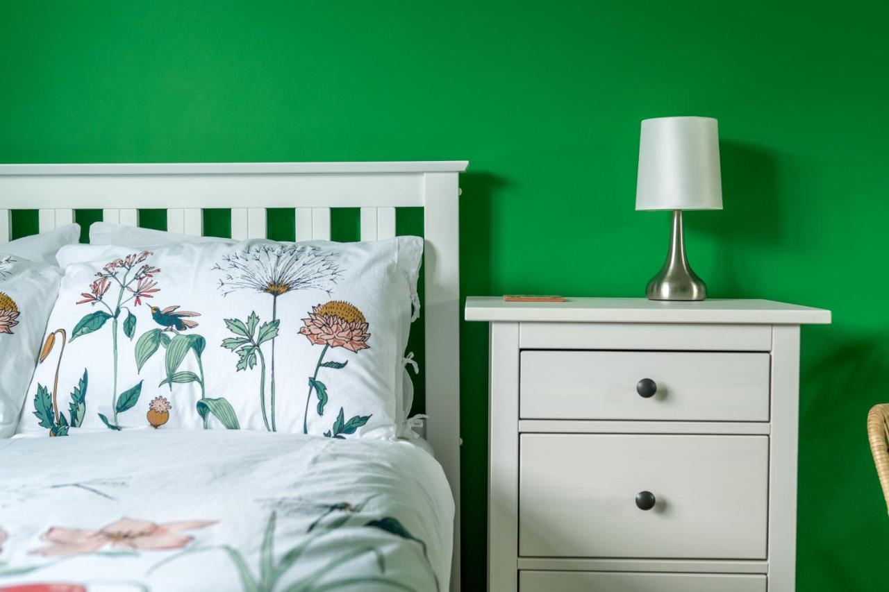 Striking Flat With Charming Garden And Desk Apartment *