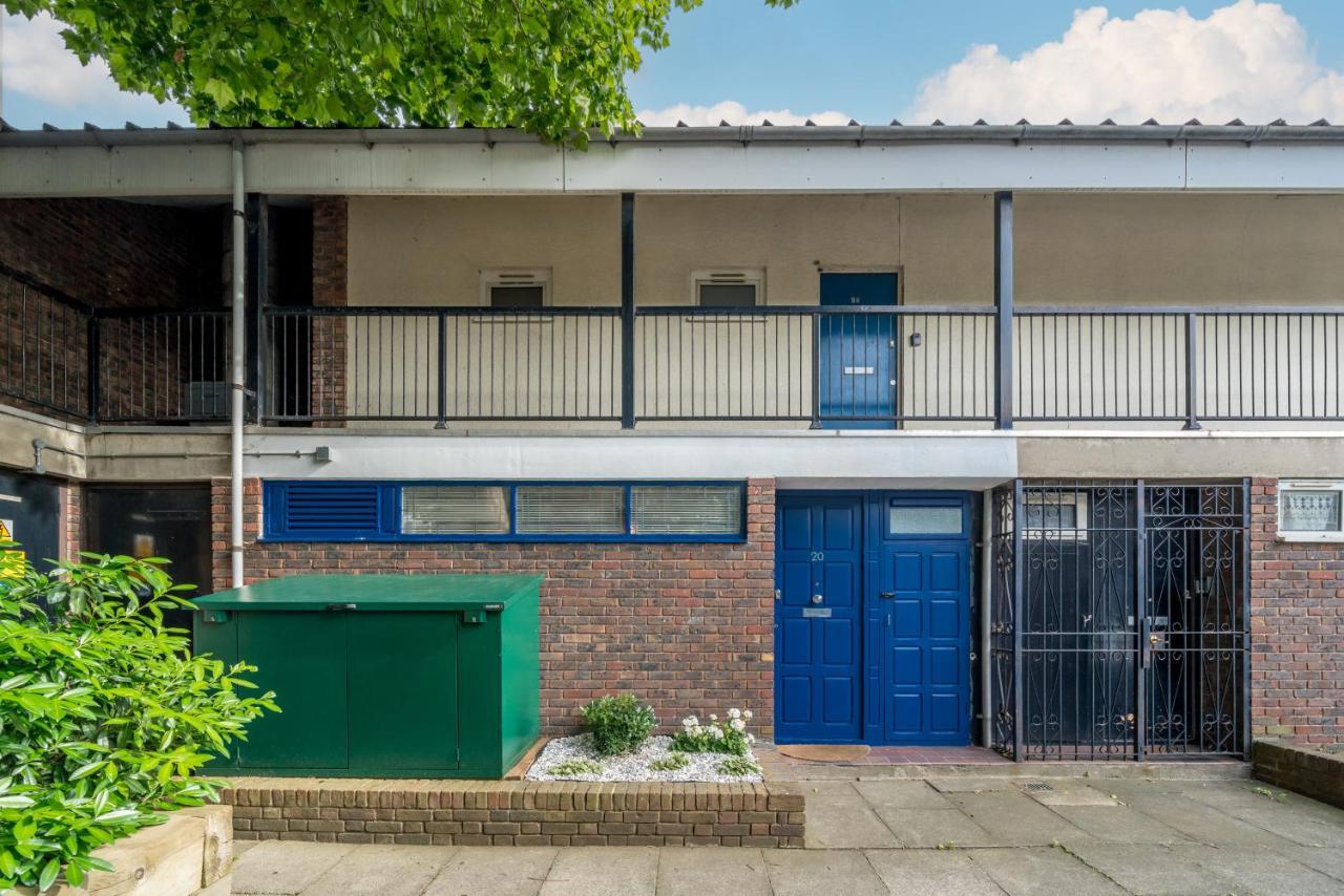 Apartment Striking Flat With Charming Garden And Desk *