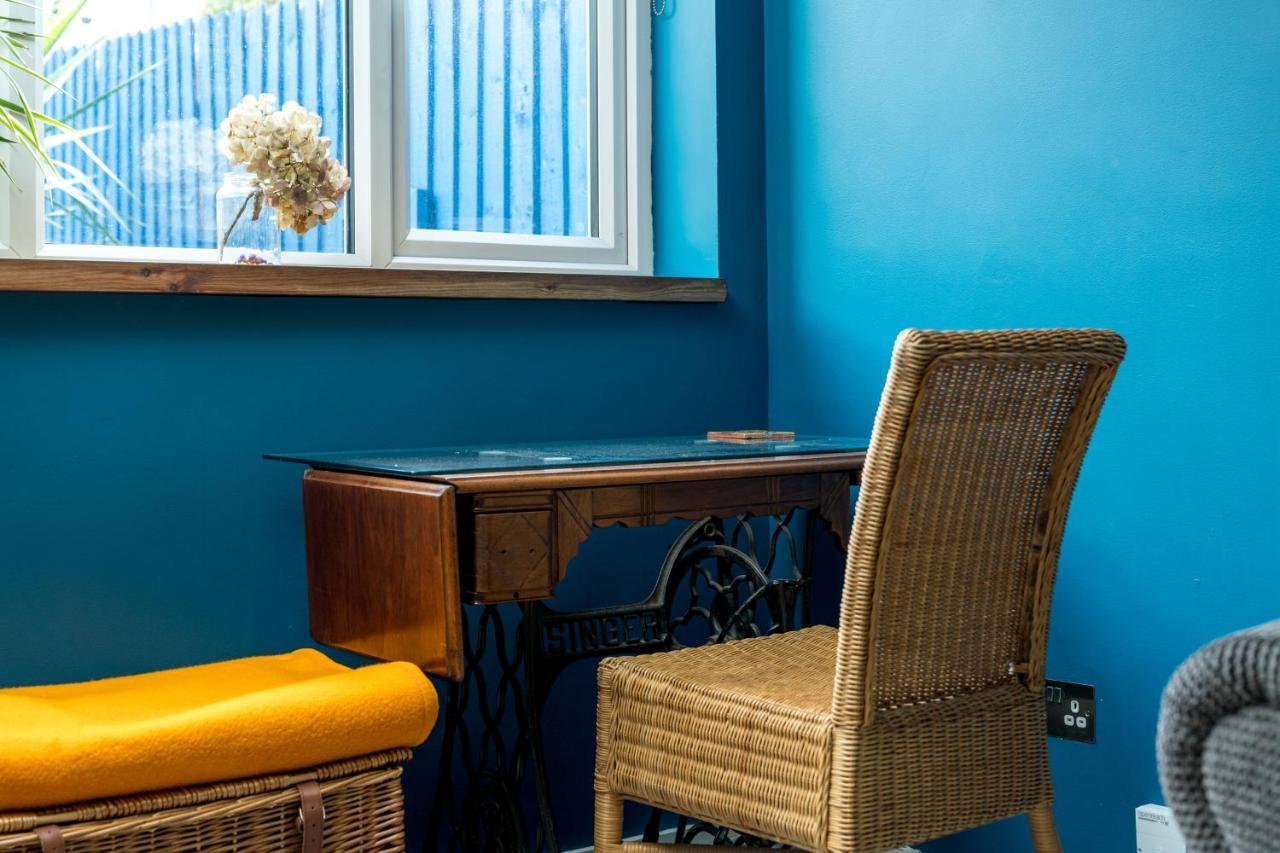 Apartment Striking Flat With Charming Garden And Desk *