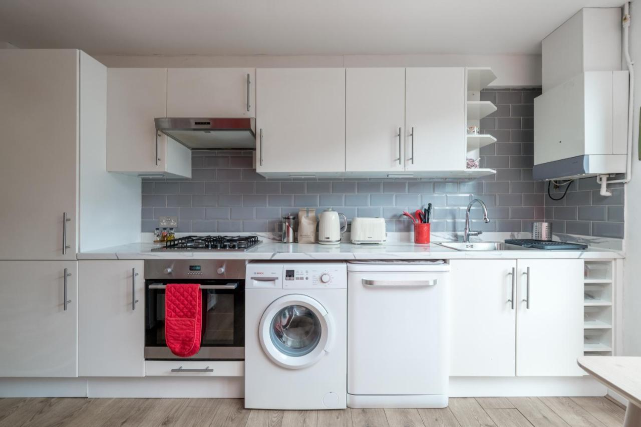 Striking Flat With Charming Garden And Desk Apartment London