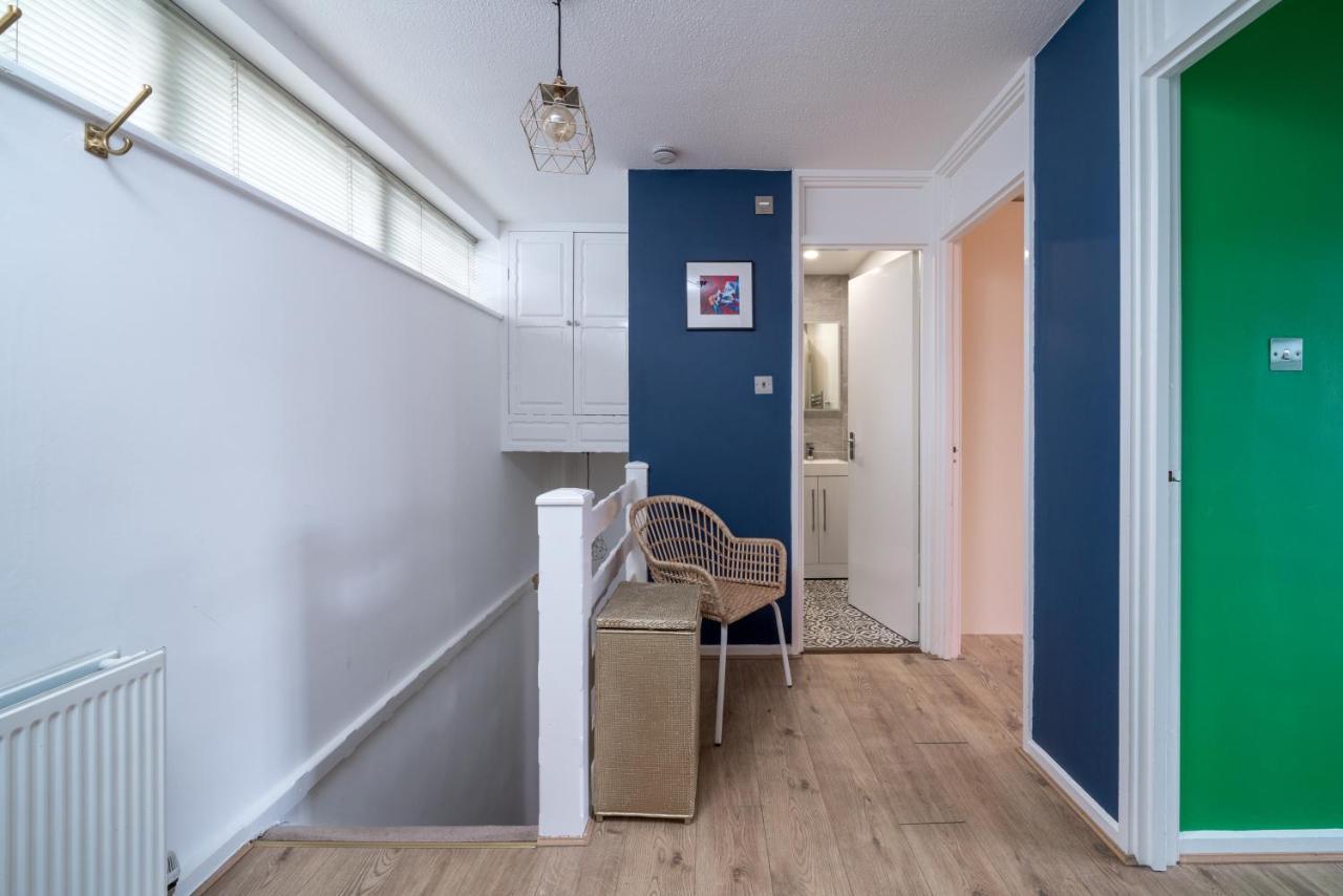 Apartment Striking Flat With Charming Garden And Desk London