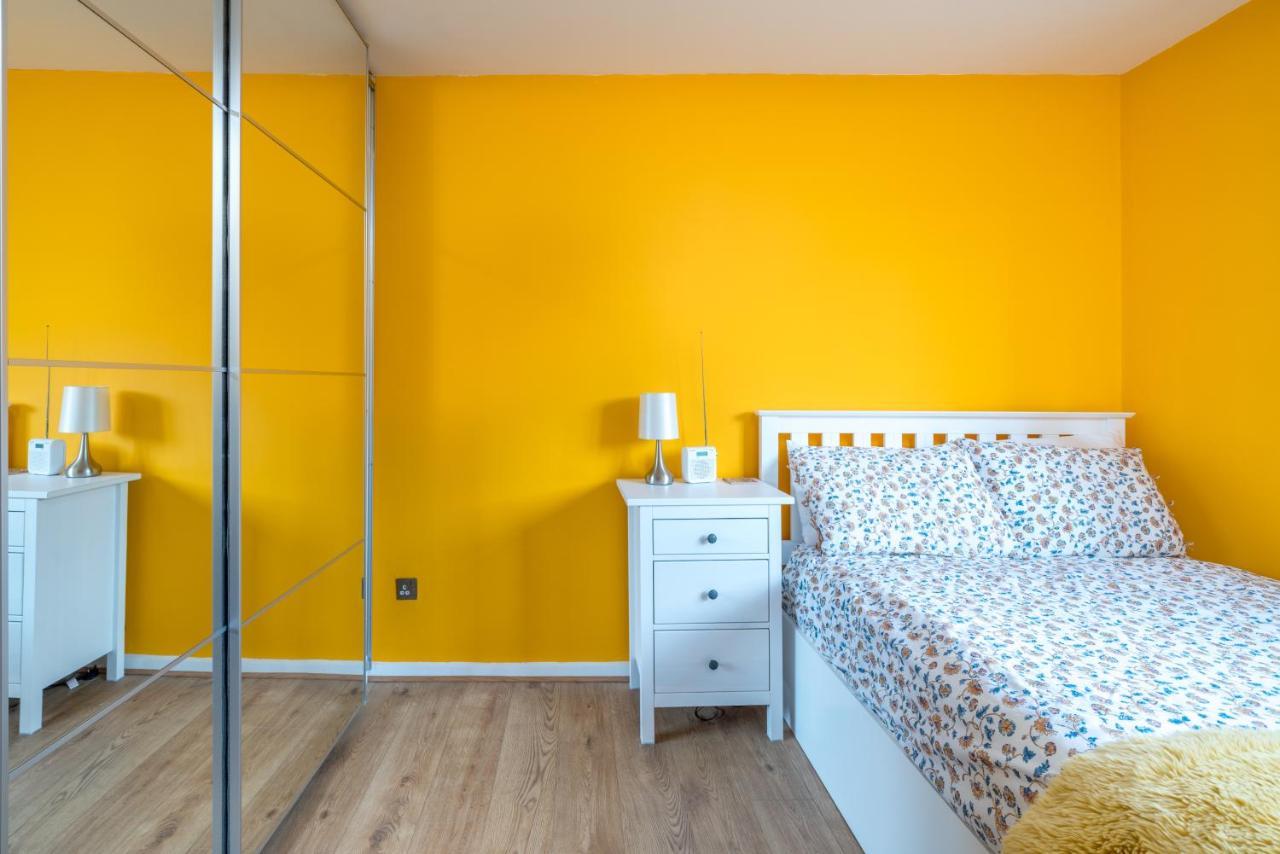 Apartment Striking Flat With Charming Garden And Desk London