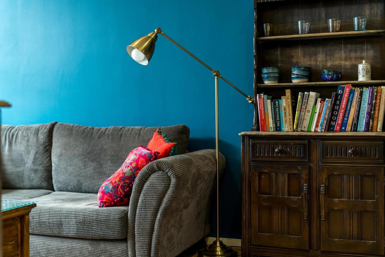 Striking Flat With Charming Garden And Desk Apartment London