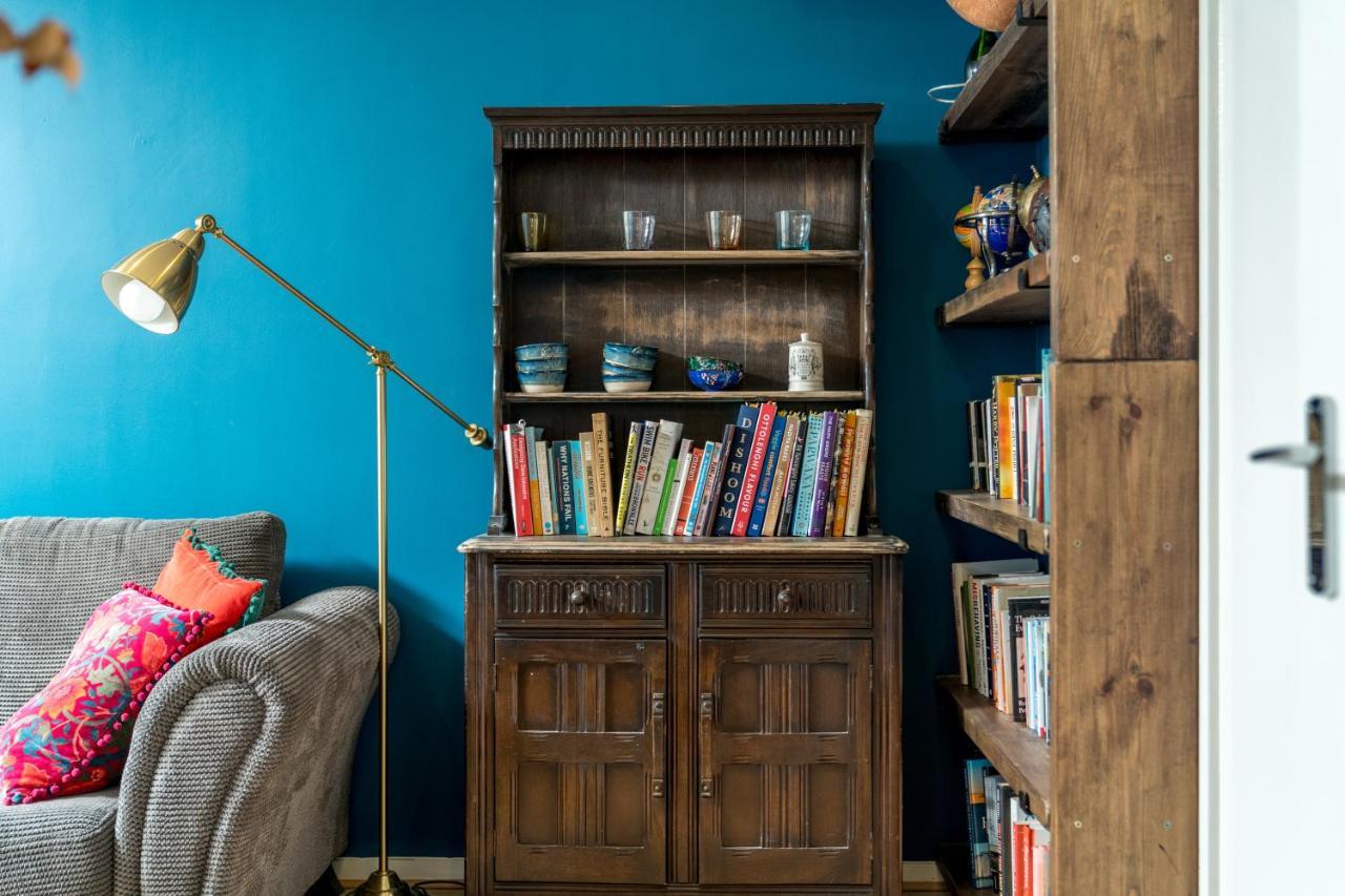 Apartment Striking Flat With Charming Garden And Desk *