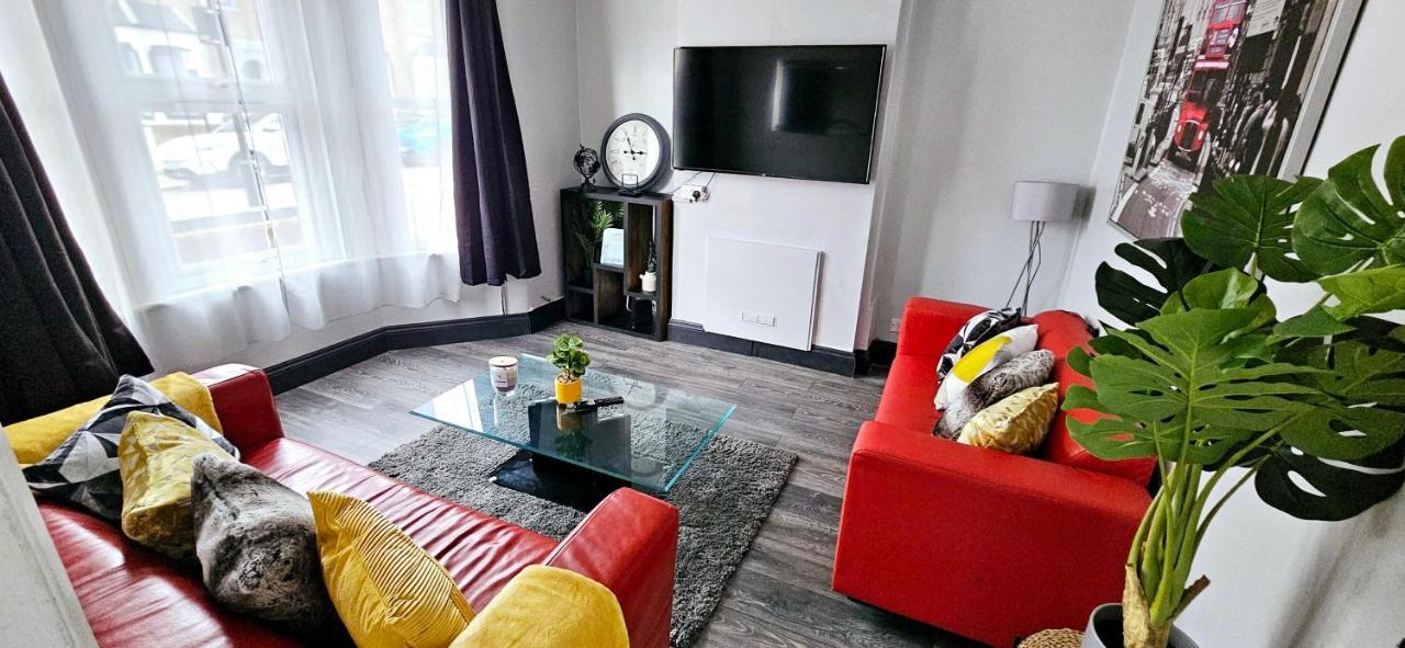 Apartment 3 Bedroom House In Tottenham 10 Mins Walk From Seven Sisters Station *