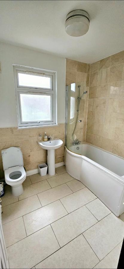 Apartment 3 Bedroom House In Tottenham 10 Mins Walk From Seven Sisters Station *