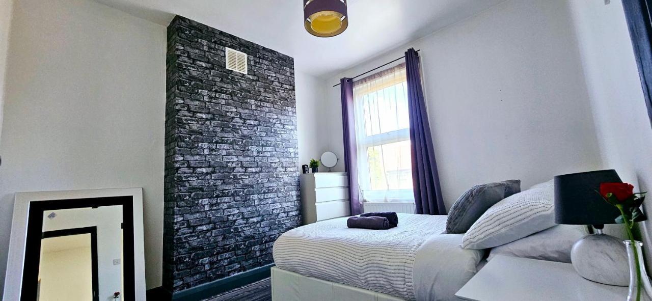 3 Bedroom House In Tottenham 10 Mins Walk From Seven Sisters Station Apartment *