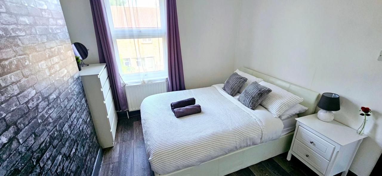 3 Bedroom House In Tottenham 10 Mins Walk From Seven Sisters Station Apartment London
