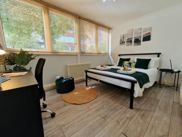 2 Bedrooms Flat In Great Location! Leilighet London