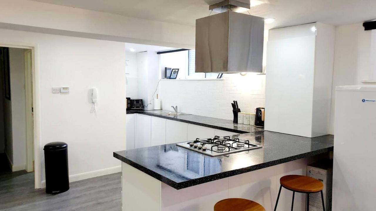 2 Bed Basement Short Term & Flexible Renting Shoreditch With Free Wifi ! Apartment *