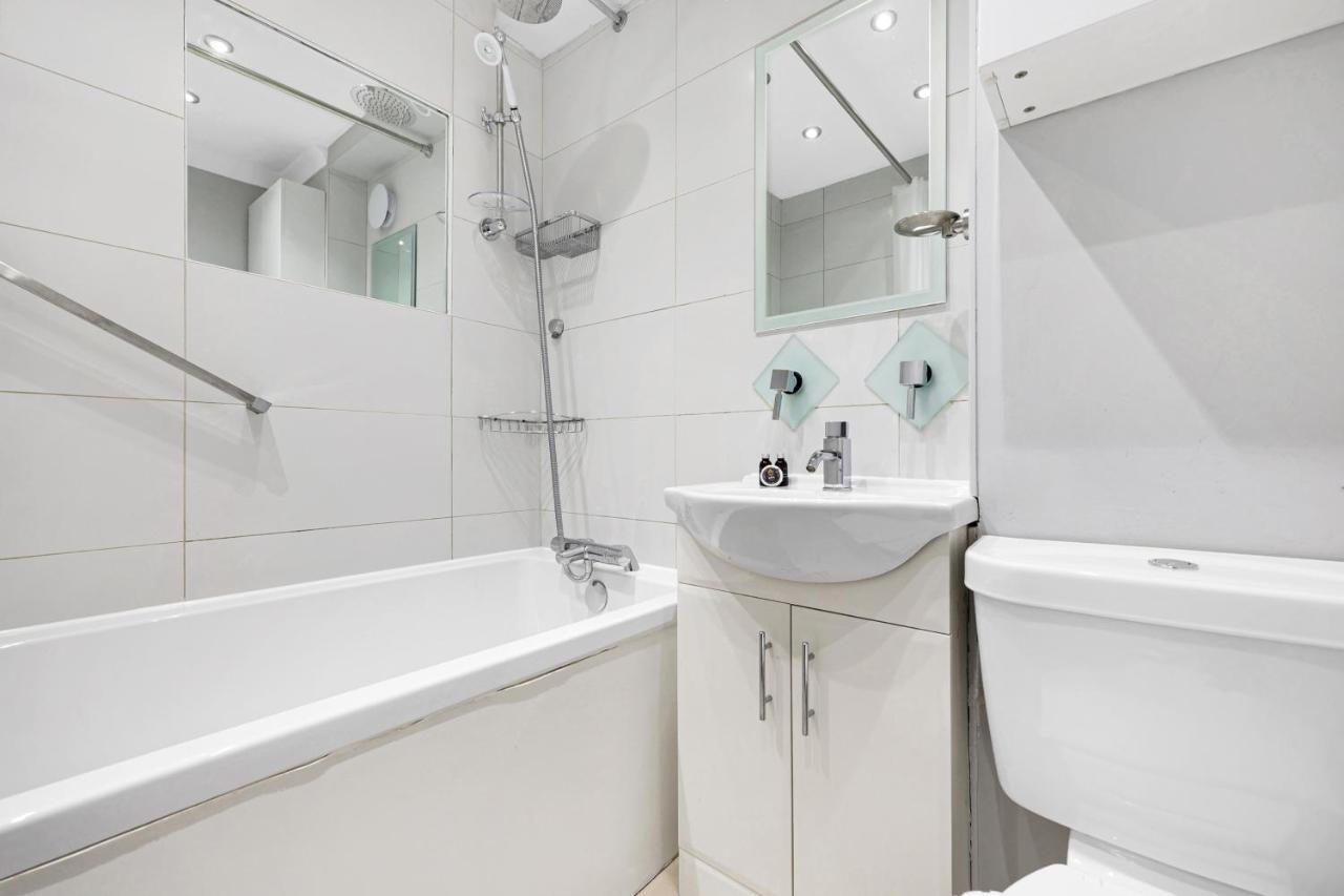 Charming 3 Bedroom House Short Term & Flexible Renting Canary Wharf With Free Wifi & Garden Apartment *