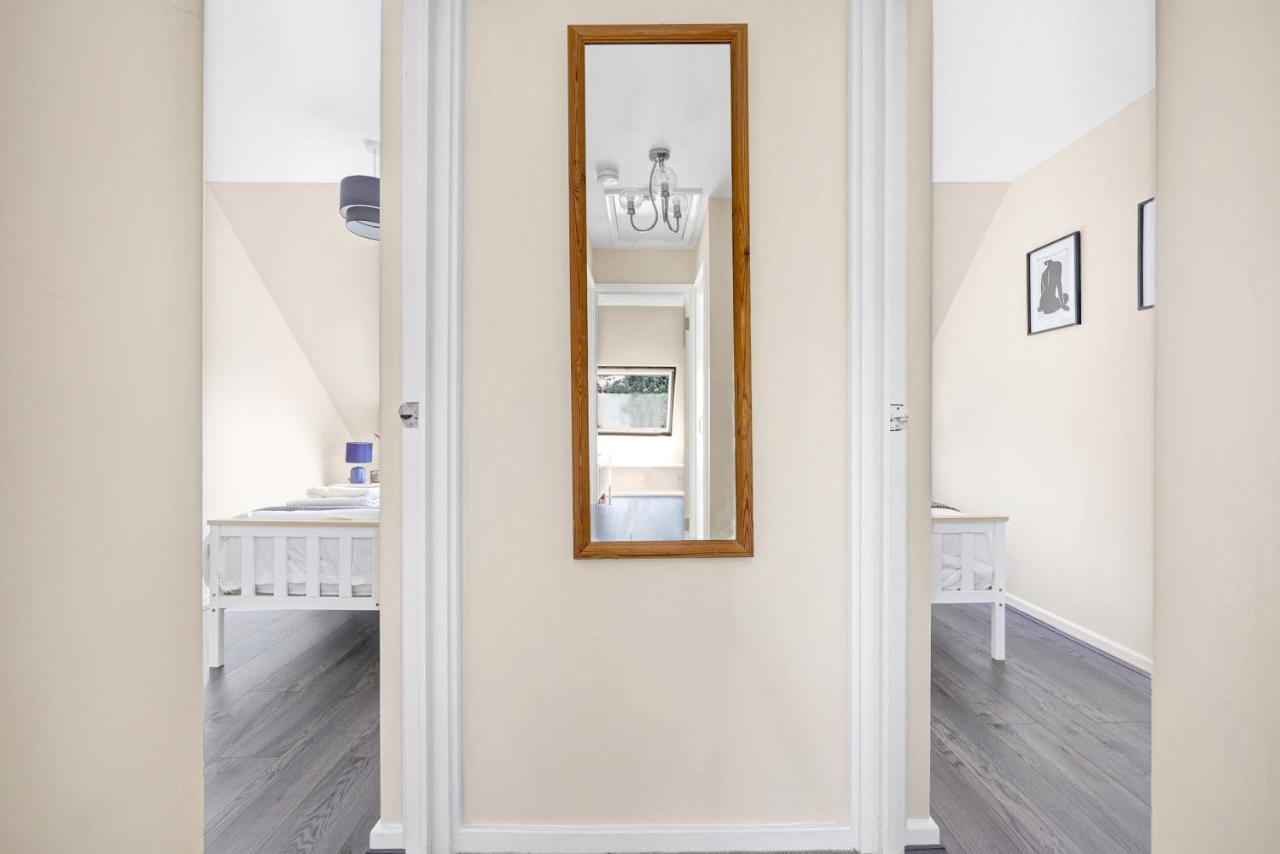 Charming 3 Bedroom House Short Term & Flexible Renting Canary Wharf With Free Wifi & Garden Apartment London