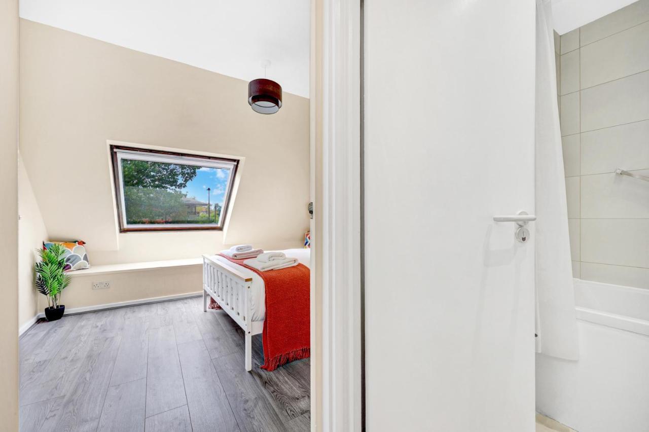 Charming 3 Bedroom House Short Term & Flexible Renting Canary Wharf With Free Wifi & Garden Apartment