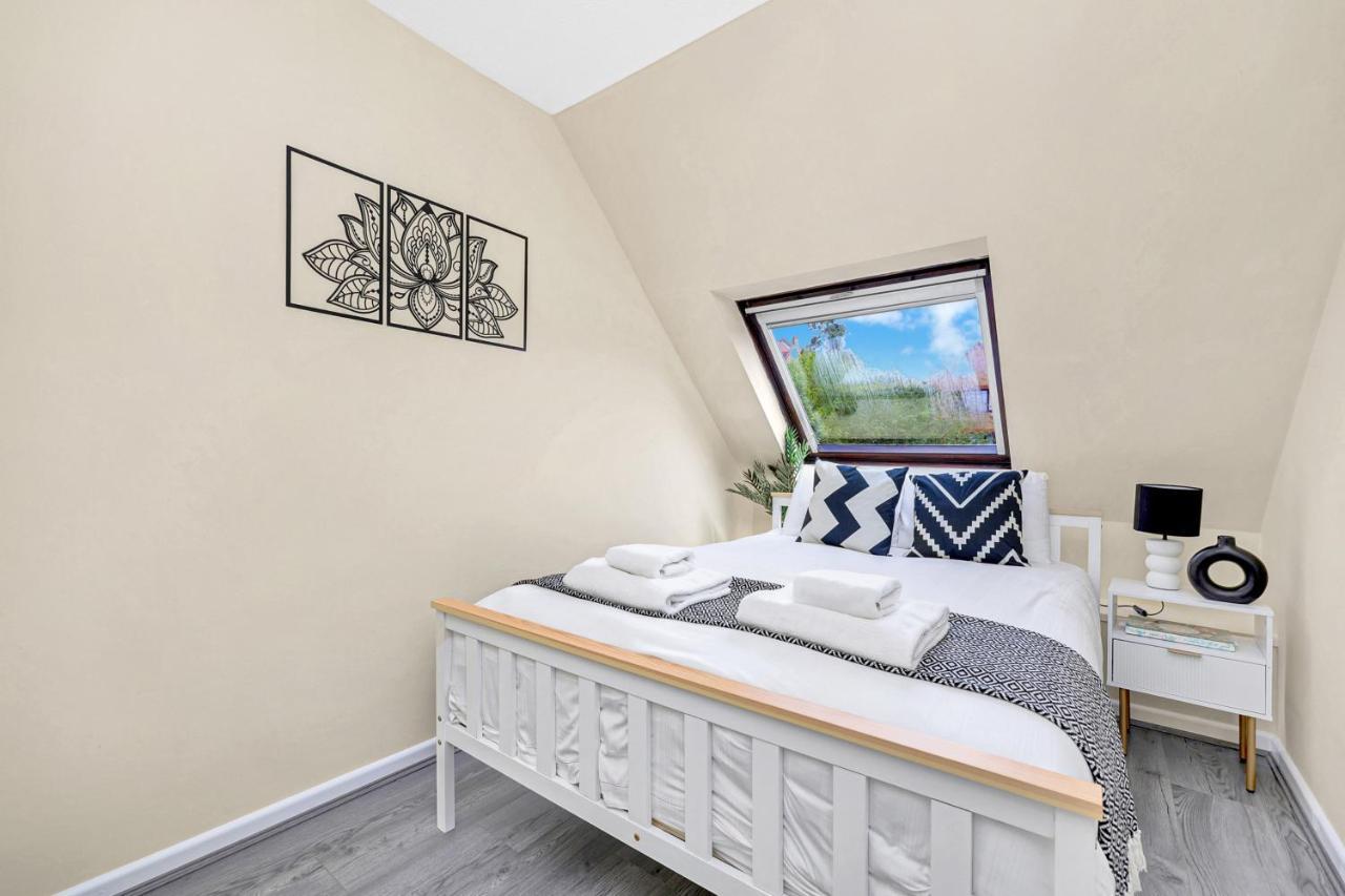 Charming 3 Bedroom House Short Term & Flexible Renting Canary Wharf With Free Wifi & Garden *