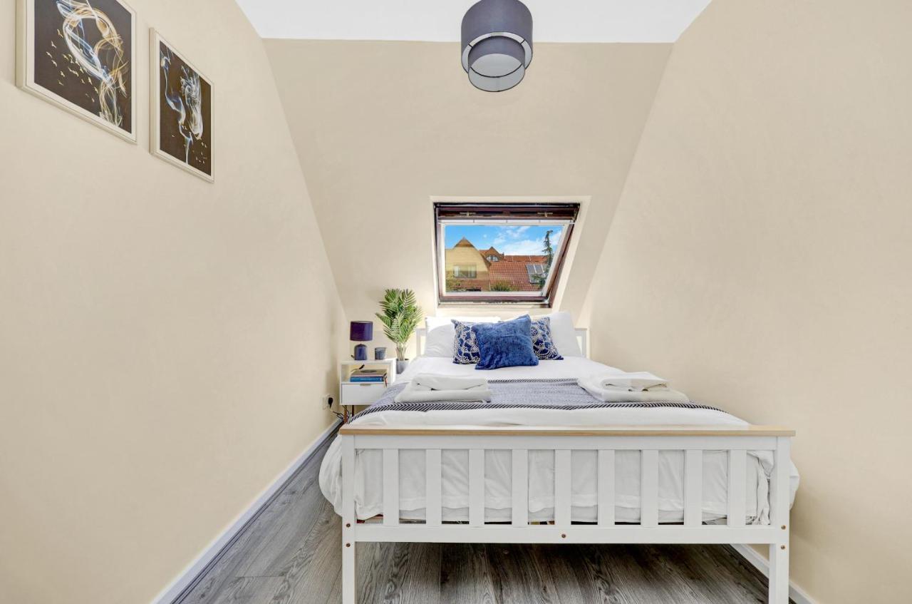 Charming 3 Bedroom House Short Term & Flexible Renting Canary Wharf With Free Wifi & Garden Apartment *